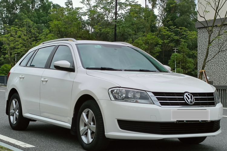 Used Volkswagen Gran Lavida 2013 1.6L Automatic Fashion Model Exterior 4