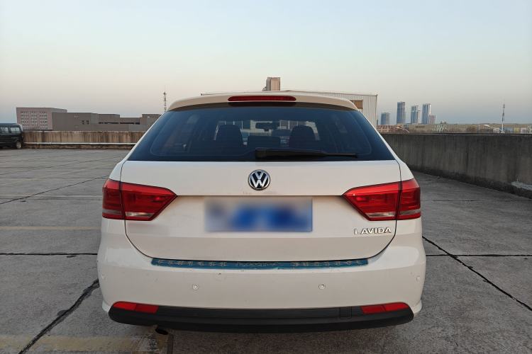 Used Volkswagen Gran Lavida 2013 1.6L Manual Fashion Model Exterior 4