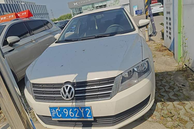 Used Volkswagen Gran Lavida 2013 1.6L Manual Fashion Model Front