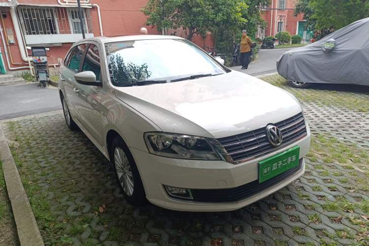 Used Volkswagen Gran Lavida 2013 1.4 TSI Manual Comfort Model Front Right 45 Deg