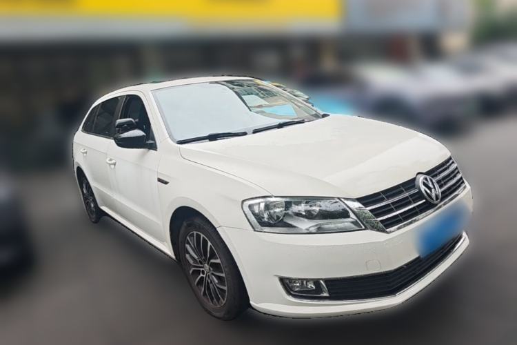 Used Volkswagen Gran Lavida 2013 1.4 TSI Automatic Comfort Model Front Right 45 Deg