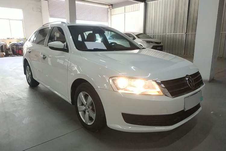 Used Volkswagen Gran Lavida 2013 1.6L Automatic Fashion Model Front Right 45 Deg
