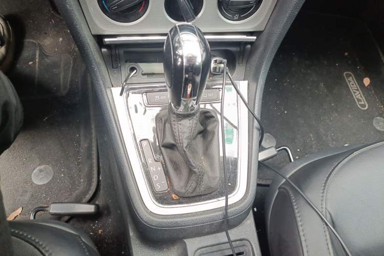 Used Volkswagen Gran Lavida 2013 1.6L Automatic Comfort Model Gear Lever
