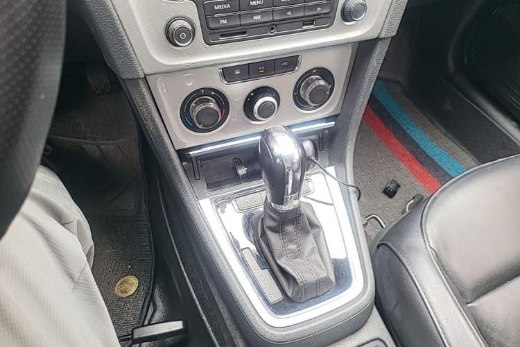 Used Volkswagen Gran Lavida 2013 1.6L Automatic Comfort Model Gear Lever
