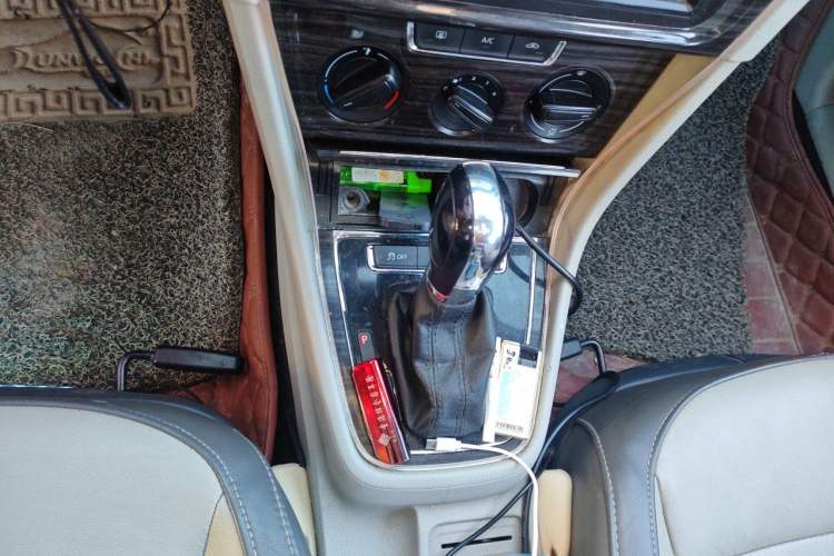 Used Volkswagen Gran Lavida 2013 1.6L Automatic Comfort Model Gear Lever