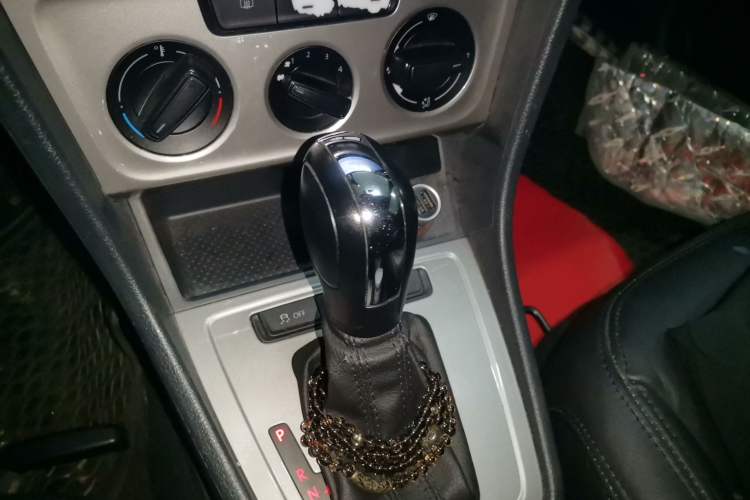 Used Volkswagen Gran Lavida 2013 1.6L Automatic Fashion Model Gear Lever