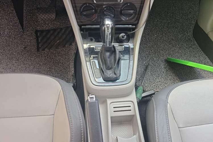 Used Volkswagen Gran Lavida 2013 1.6L Automatic Comfort Model Gear Lever