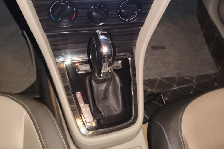 Used Volkswagen Gran Lavida 2013 1.4 TSI Automatic Comfort Model Gear Lever