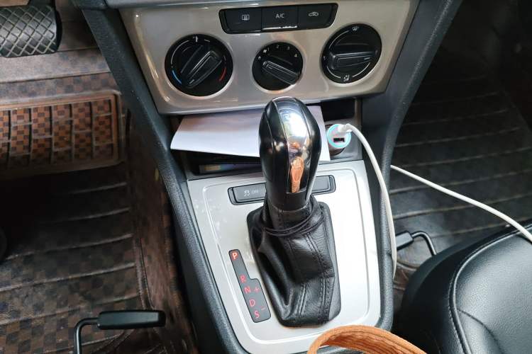 Used Volkswagen Gran Lavida 2013 1.6L Automatic Fashion Model Gear Lever