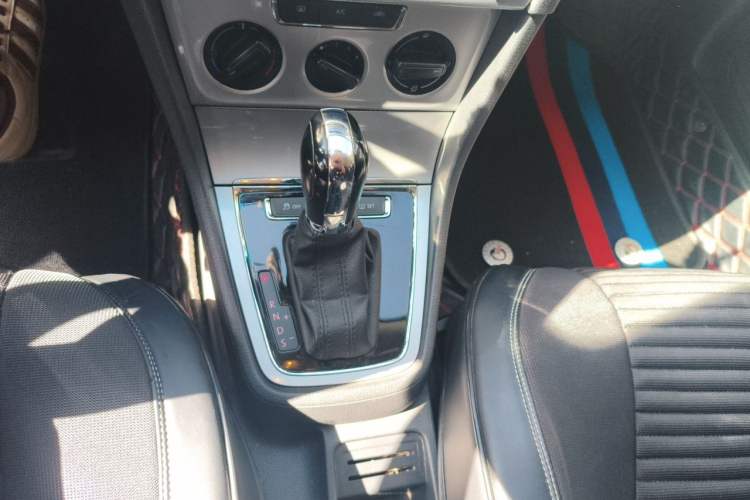 Used Volkswagen Gran Lavida 2013 1.6L Automatic Comfort Model Gear Lever