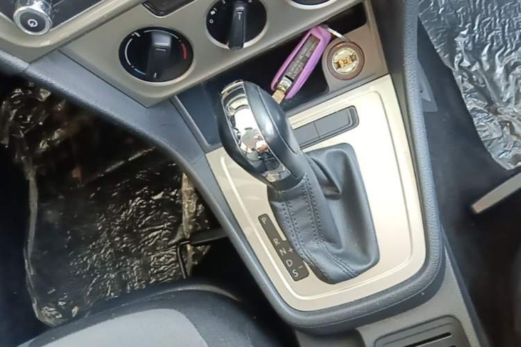 Used Volkswagen Gran Lavida 2013 1.6L Automatic Fashion Model Gear Lever