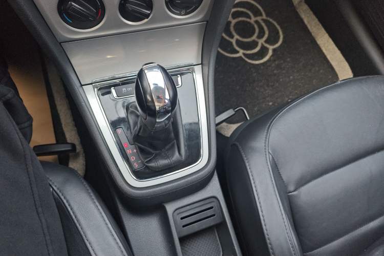 Used Volkswagen Gran Lavida 2013 1.6L Automatic Comfort Model Gear Lever