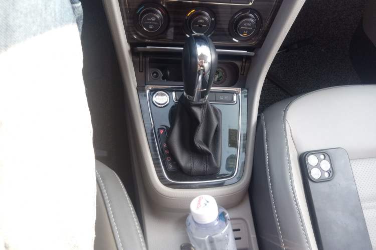 Used Volkswagen Gran Lavida 2013 1.6L Automatic Luxury Model Gear Lever