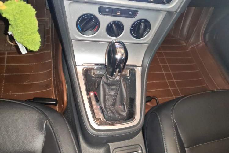 Used Volkswagen Gran Lavida 2013 1.6L Automatic Comfort Model Gear Lever