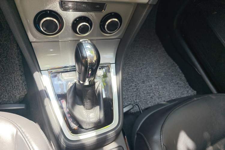 Used Volkswagen Gran Lavida 2013 1.4 TSI Automatic Comfort Model Gear Lever