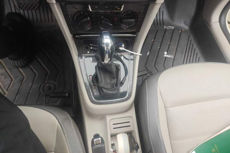 Used Volkswagen Gran Lavida 2013 1.6L Automatic Comfort Model Gear Lever