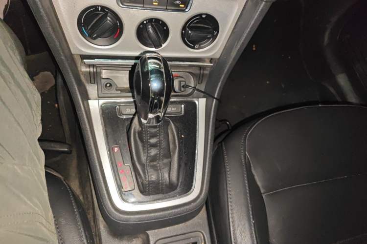 Used Volkswagen Gran Lavida 2013 1.6L Automatic Comfort Model Gear Lever