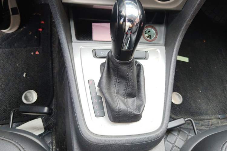 Used Volkswagen Gran Lavida 2013 1.6L Automatic Fashion Model Gear Lever