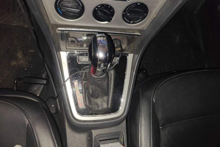Used Volkswagen Gran Lavida 2013 1.4 TSI Automatic Comfort Model Gear Lever