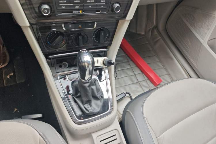 Used Volkswagen Gran Lavida 2013 1.4 TSI Automatic Comfort Model Gear Lever