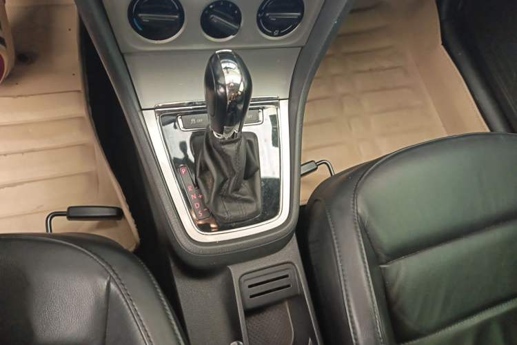 Used Volkswagen Gran Lavida 2013 1.6L Automatic Comfort Model Gear Lever