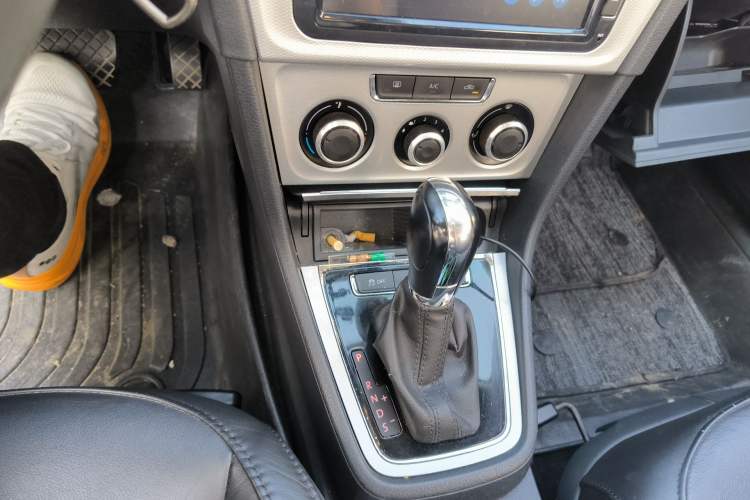 Used Volkswagen Gran Lavida 2013 1.6L Automatic Comfort Model Gear Lever