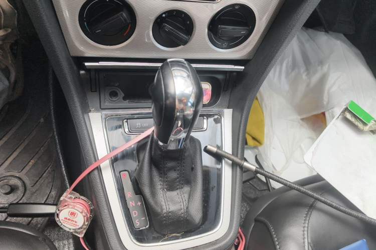 Used Volkswagen Gran Lavida 2013 1.6L Automatic Comfort Model Gear Lever
