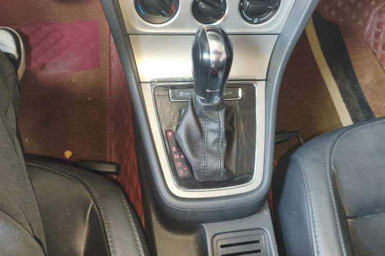 Used Volkswagen Gran Lavida 2013 1.6L Automatic Comfort Model Gear Lever