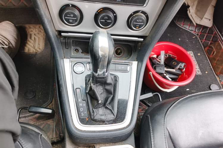 Used Volkswagen Gran Lavida 2013 1.6L Automatic Luxury Model Gear Lever