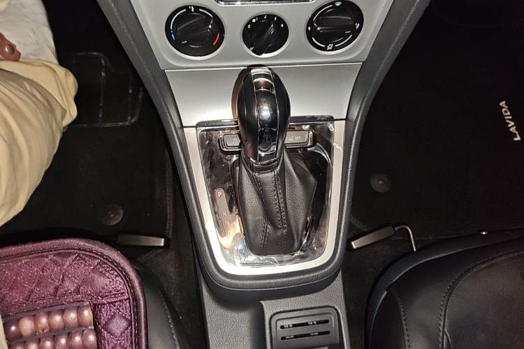 Used Volkswagen Gran Lavida 2013 1.6L Automatic Comfort Model Gear Lever