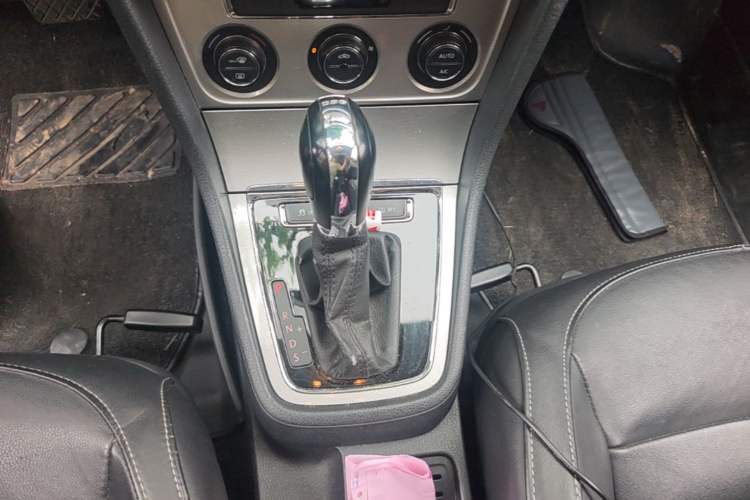 Used Volkswagen Gran Lavida 2013 1.4 TSI Automatic Comfort Model Gear Lever