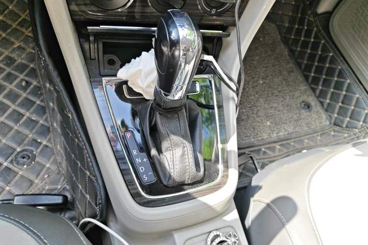 Used Volkswagen Gran Lavida 2013 1.6L Automatic Comfort Model Gear Lever