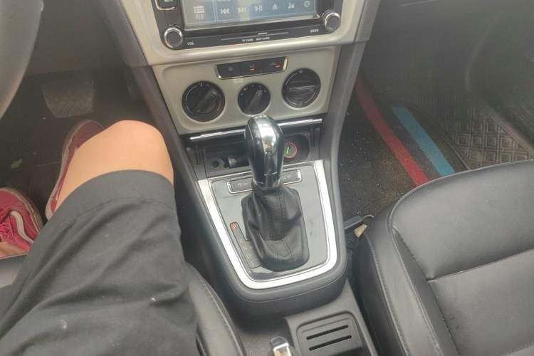 Used Volkswagen Gran Lavida 2013 1.4 TSI Automatic Comfort Model Gear Lever