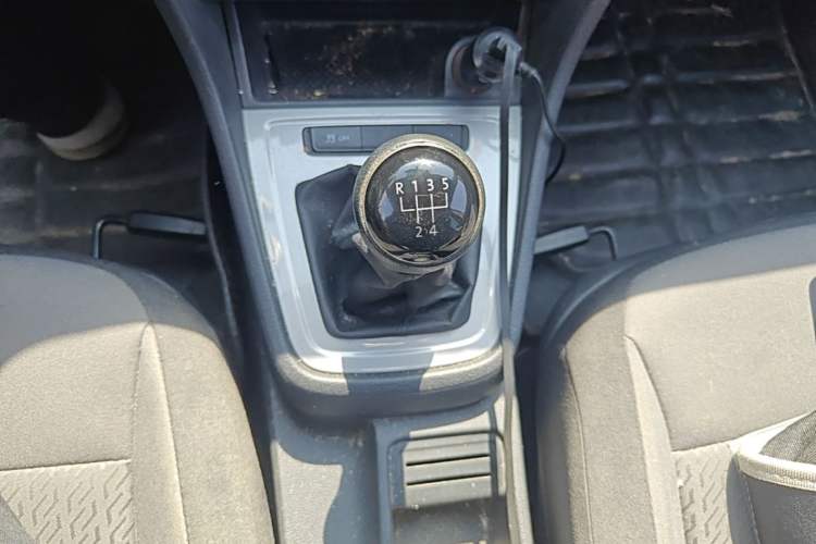 Used Volkswagen Gran Lavida 2013 1.6L Manual Fashion Model Gear Lever
