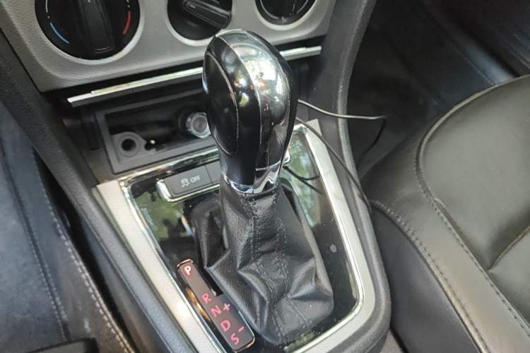 Used Volkswagen Gran Lavida 2013 1.6L Automatic Comfort Model Gear Lever