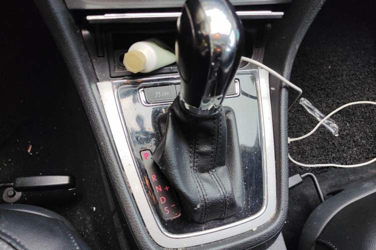 Used Volkswagen Gran Lavida 2013 1.4 TSI Automatic Comfort Model Gear Lever