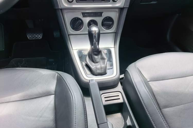 Used Volkswagen Gran Lavida 2013 1.4 TSI Automatic Comfort Model Gear Lever