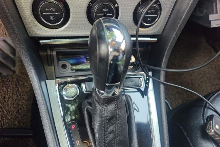 Used Volkswagen Gran Lavida 2013 1.6L Automatic Luxury Model Gear Lever