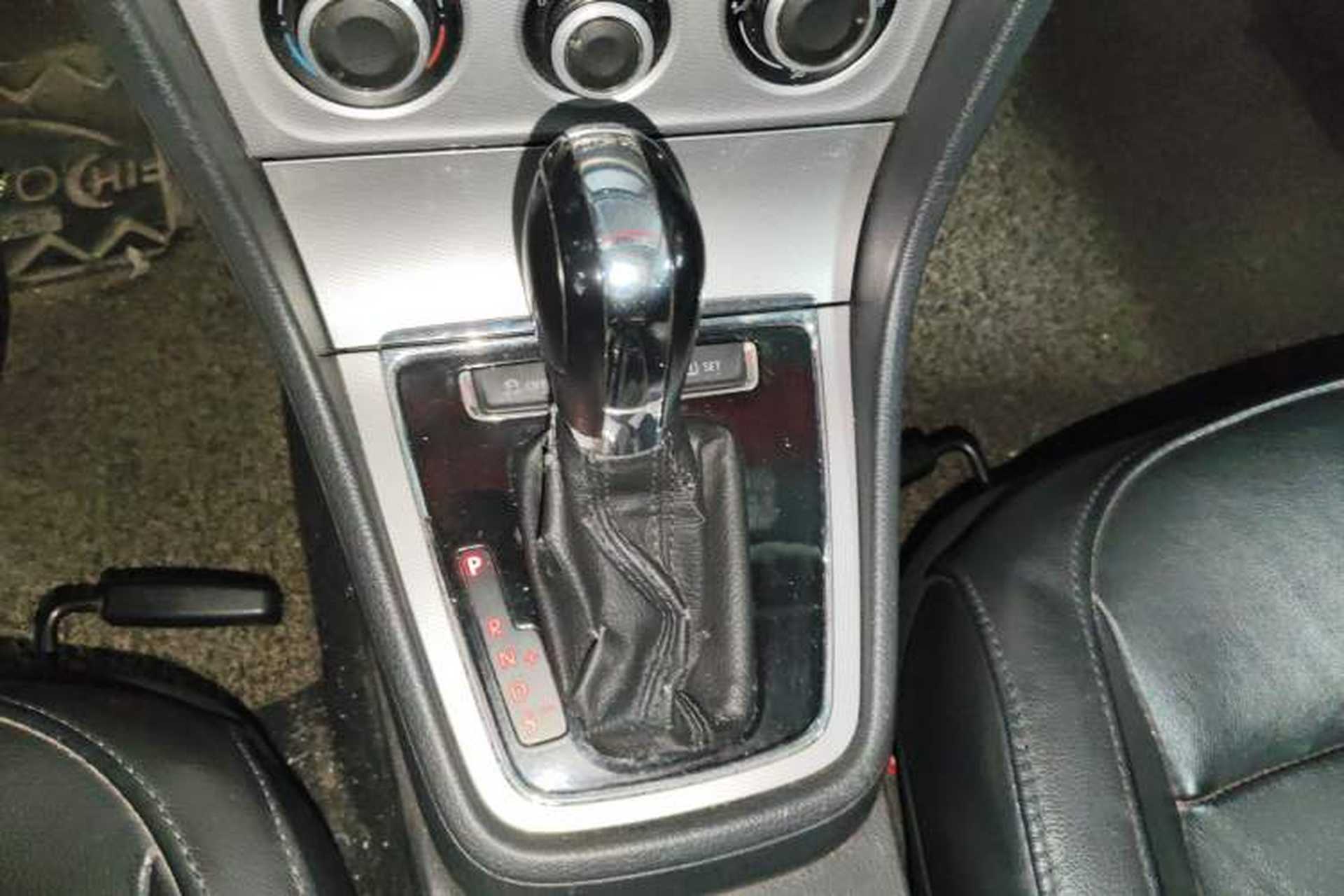 Used Volkswagen Gran Lavida 2013 1.4 TSI Automatic Comfort Model Gear Lever