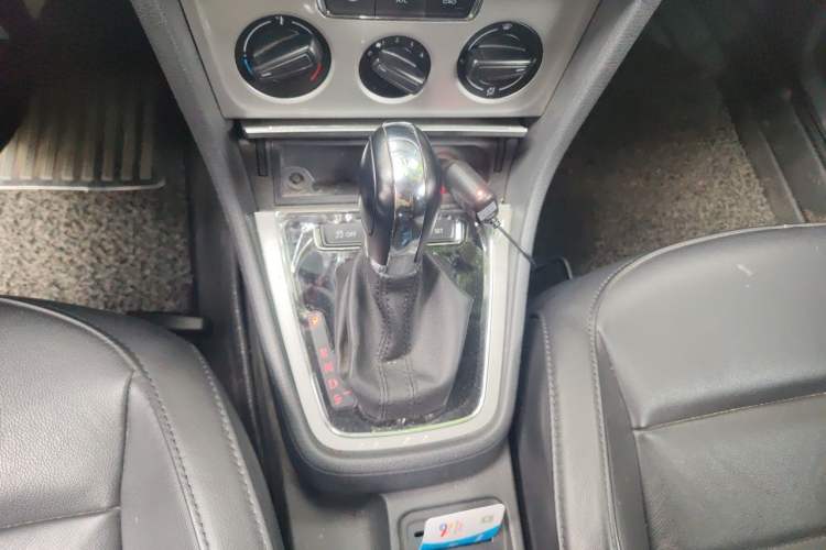 Used Volkswagen Gran Lavida 2013 1.6L Automatic Comfort Model Gear Lever