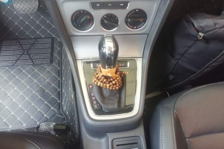 Used Volkswagen Gran Lavida 2013 1.4 TSI Automatic Comfort Model Gear Lever
