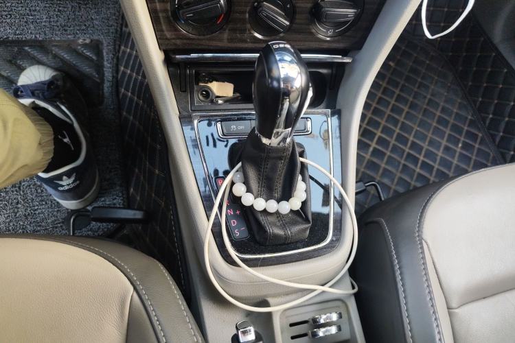 Used Volkswagen Gran Lavida 2013 1.4 TSI Automatic Comfort Model Gear Lever