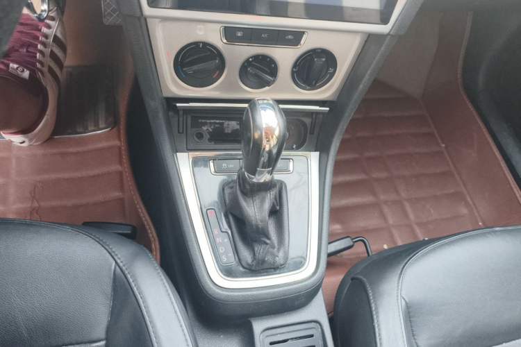 Used Volkswagen Gran Lavida 2013 1.4 TSI Automatic Comfort Model Gear Lever