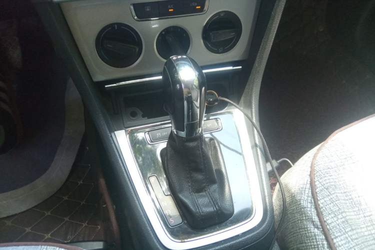 Used Volkswagen Gran Lavida 2013 1.4 TSI Automatic Comfort Model Gear Lever