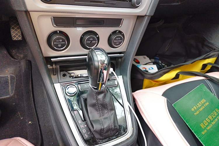 Used Volkswagen Gran Lavida 2013 1.6L Automatic Luxury Model Gear Lever