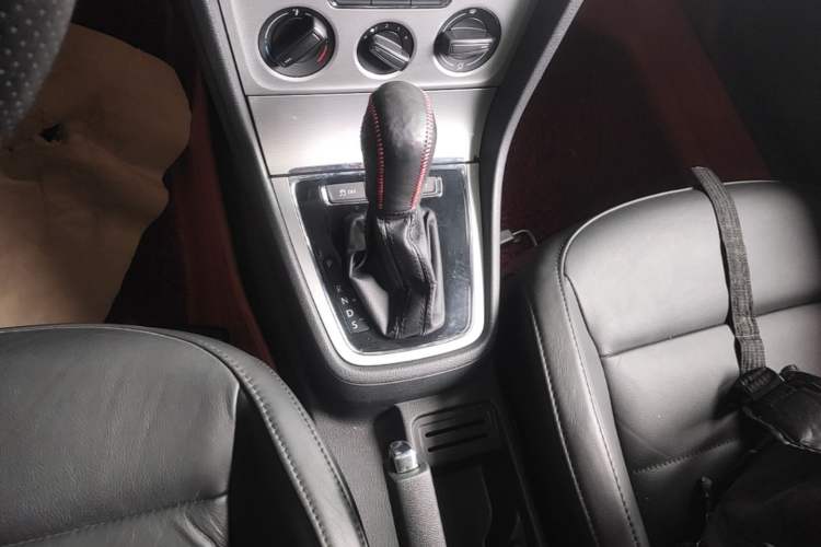 Used Volkswagen Gran Lavida 2013 1.6L Automatic Comfort Model Gear Lever