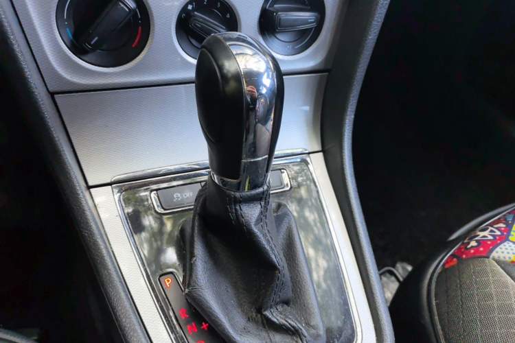 Used Volkswagen Gran Lavida 2013 1.6L Automatic Comfort Model Gear Lever