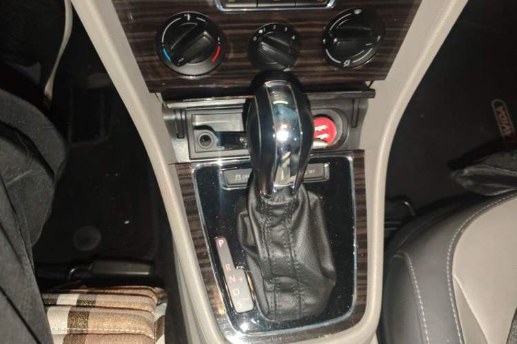 Used Volkswagen Gran Lavida 2013 1.6L Automatic Comfort Model Gear Lever