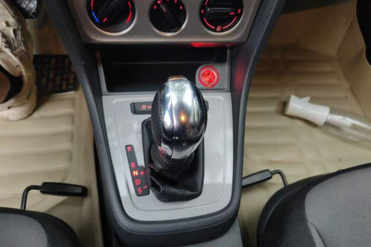 Used Volkswagen Gran Lavida 2013 1.6L Automatic Fashion Model Gear Lever