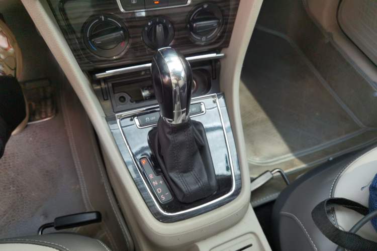 Used Volkswagen Gran Lavida 2013 1.6L Automatic Comfort Model Gear Lever